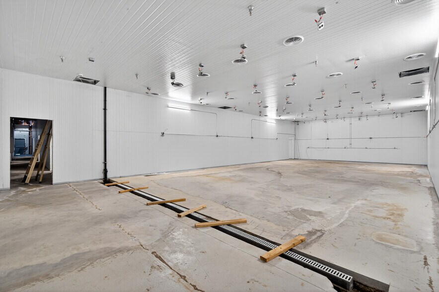 More Photos Of 11019 Penrose St, Sun Valley Manufacturing For Sale