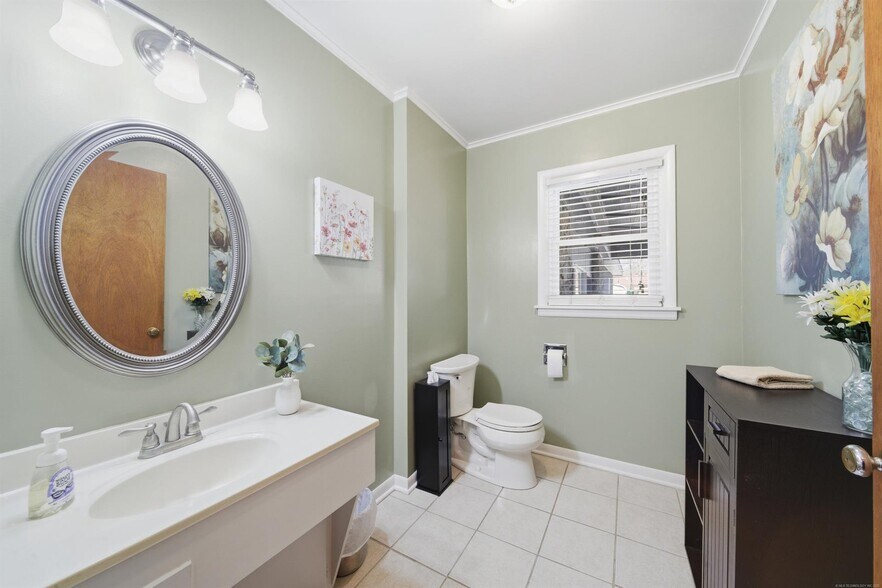 More Photos Of 1718 W Broadway St, Collinsville Office Residential For Sale