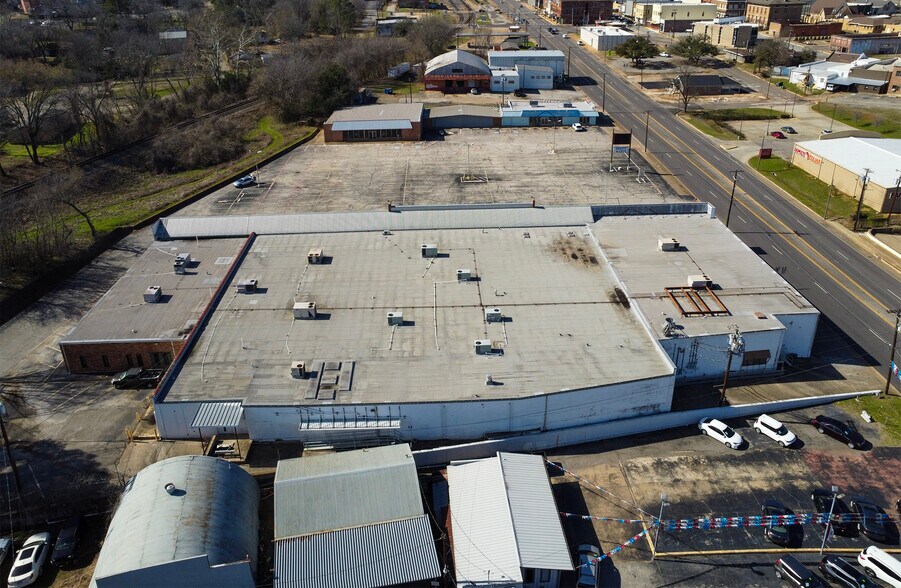 More Photos Of 315-330 E Spring St, Palestine Unknown For Lease