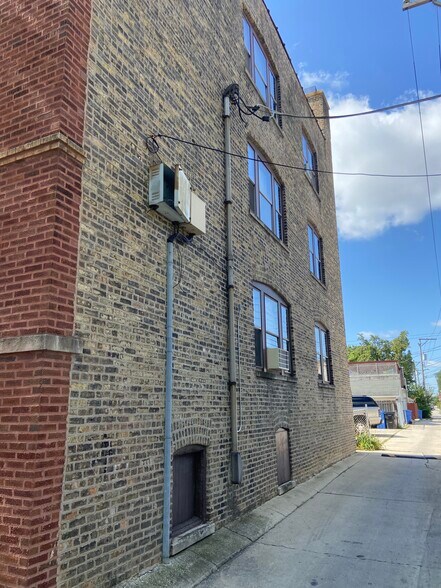 More Photos Of 4832 W Montrose Ave, Chicago Apartments For Sale