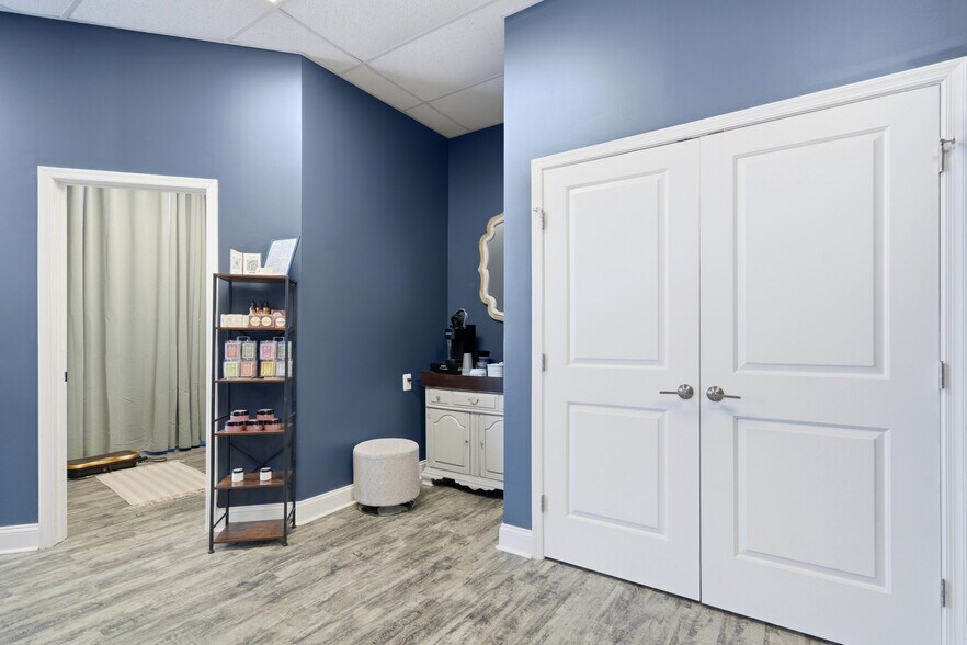 More Photos Of 5472-5486 Southern Maryland Blvd, Lothian Storefront For Sale