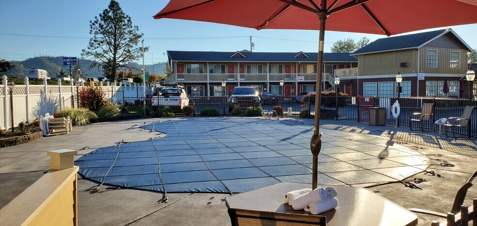 More Photos Of 760 NW Garden Valley Blvd, Roseburg Hotel For Sale