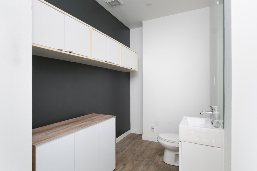 More Photos Of 33 Lombard St, Toronto Apartments For Lease