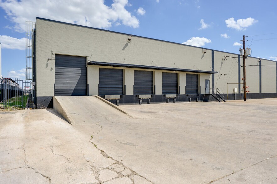 More Photos Of 5124 Sharp St, Dallas Warehouse For Sale