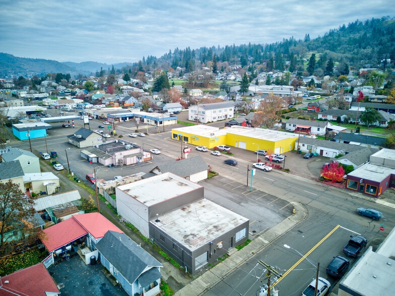 More Photos Of 1560 SE Stephens St, Roseburg Freestanding For Sale