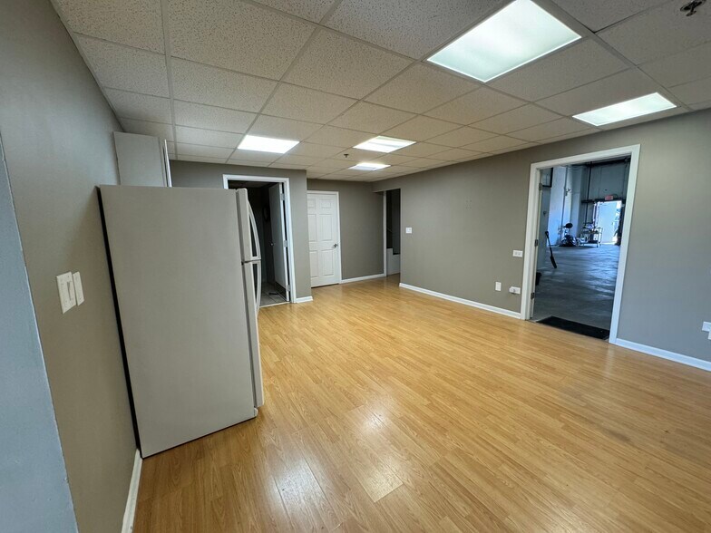 More Photos Of 189 Poplar Pl, North Aurora Warehouse For Lease