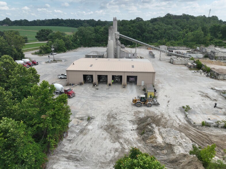 More Photos Of 5010 Old Alton Edwardsville Rd, Edwardsville Industrial For Sale