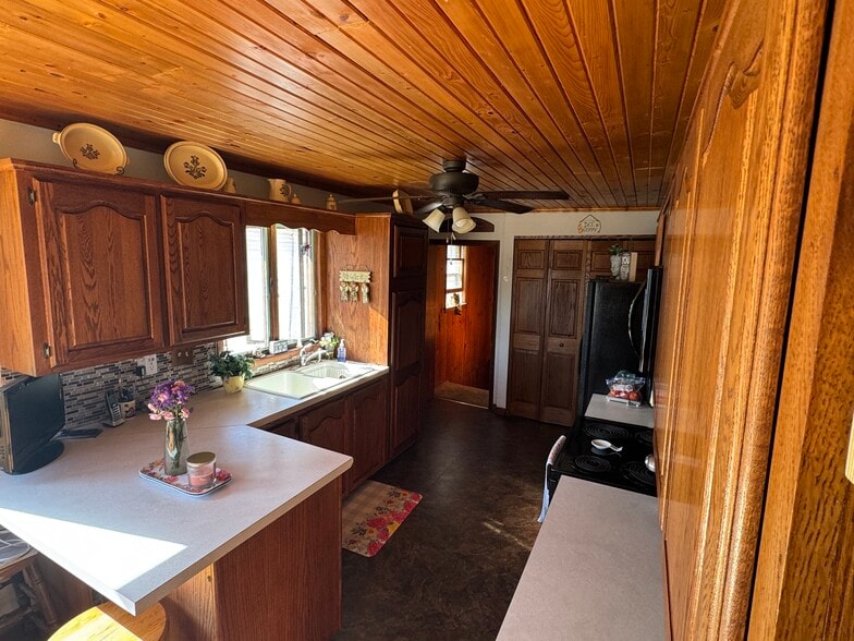 More Photos Of 215 W Main St, Marshall General Retail For Sale