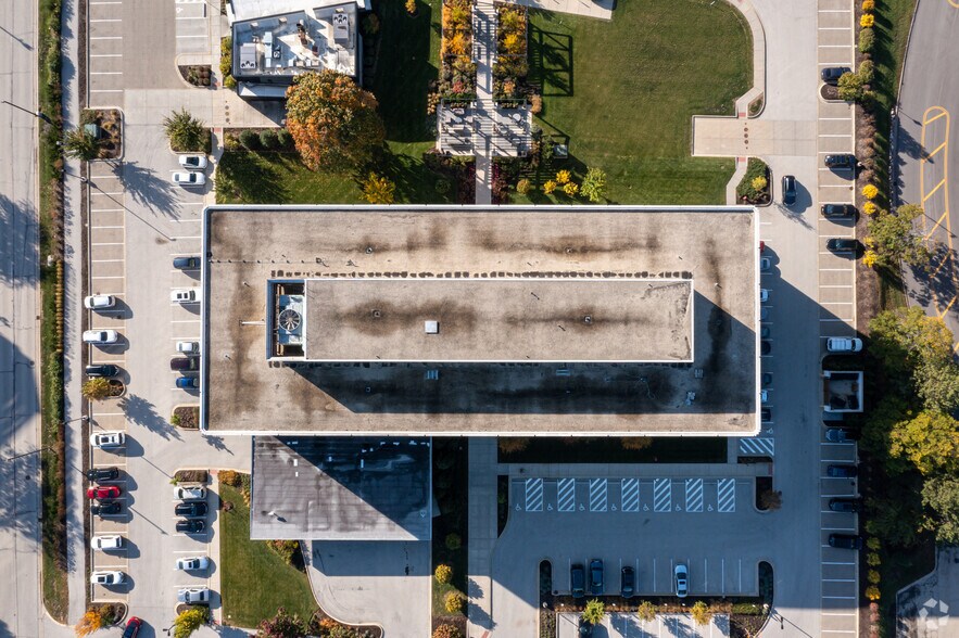 More Photos Of 1900 Spring Rd, Oak Brook Office For Lease