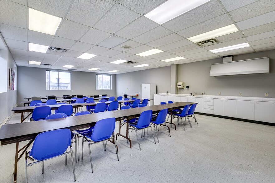 More Photos Of 9850-9852 Rue Verville, Montréal Light Distribution For Sale