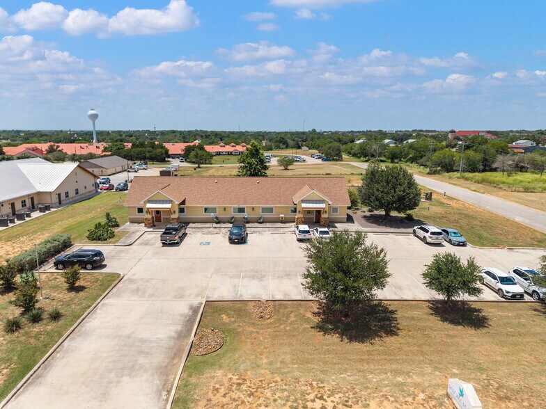 More Photos Of 140 Paloma Dr, Floresville Office For Sale