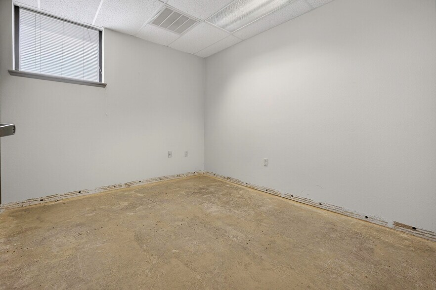 More Photos Of 1400 N Kennedy Ave, Shawnee Office For Sale