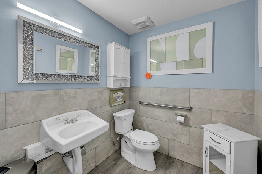 More Photos Of 1433 N Boulder Hwy, Henderson Freestanding For Sale