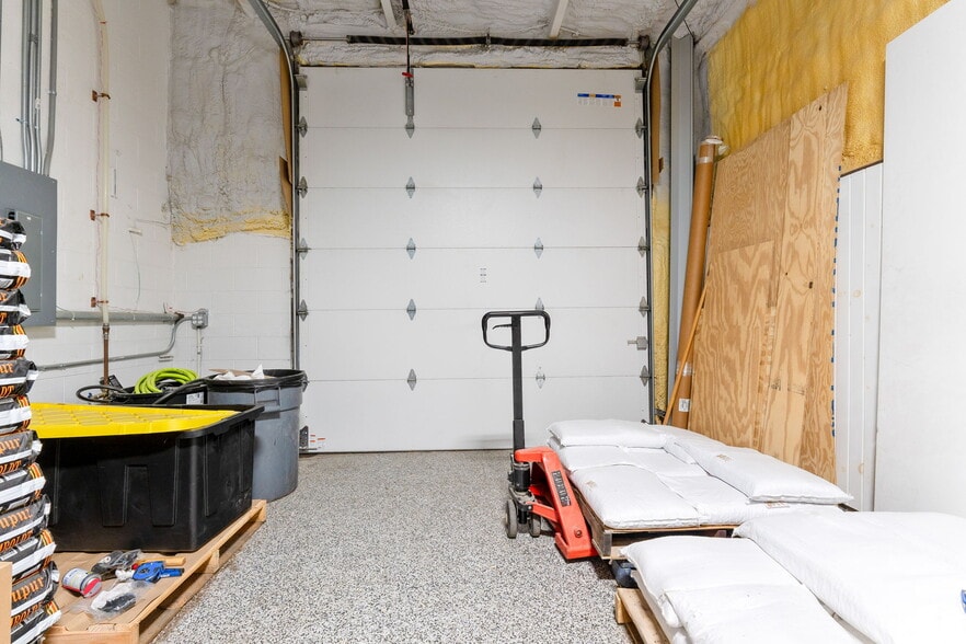 More Photos Of 876 N 20th St, Columbus Warehouse For Lease