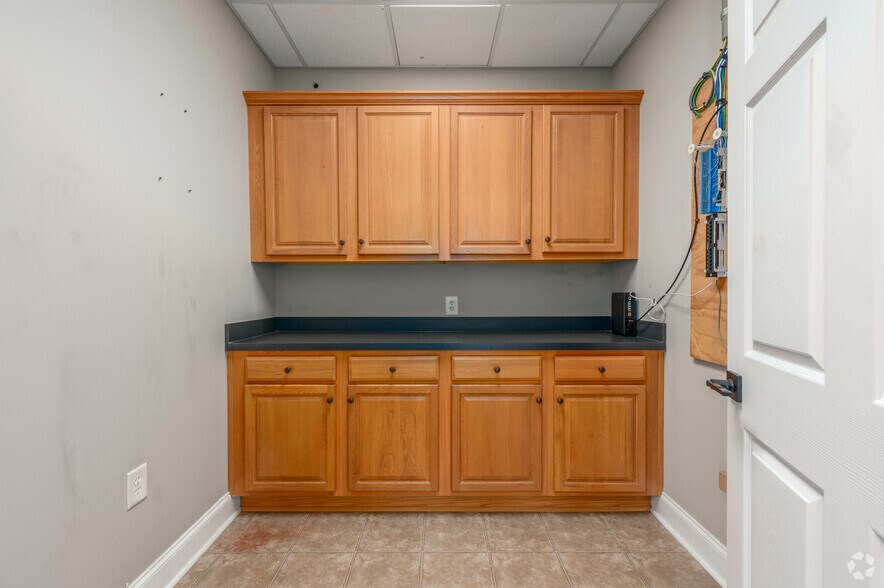 More Photos Of 4913 Summer Oak Dr, Buford Service For Lease
