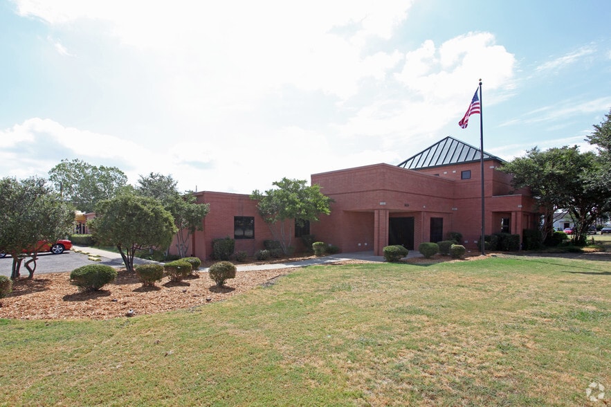 Primary Photo Of 1624 N 1st St, Garland Light Manufacturing For Sale