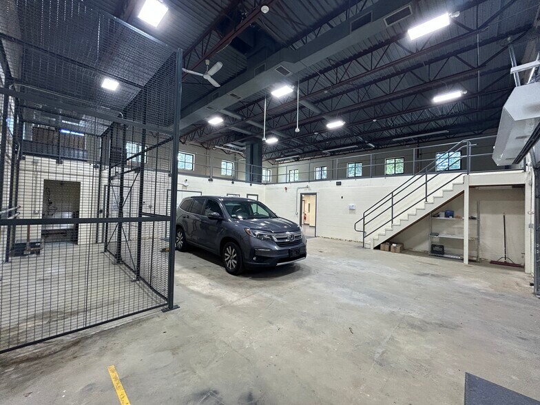 More Photos Of 7 Kane Industrial Dr, Hudson Flex For Lease