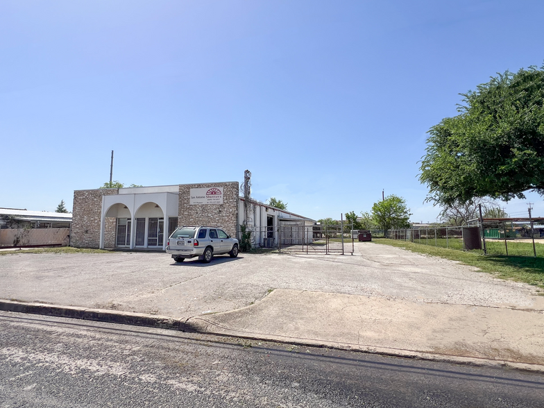 Primary Photo Of 1111 Paulsun St, San Antonio Light Manufacturing For Sale