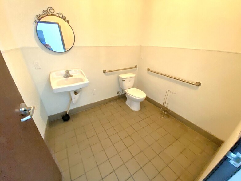 More Photos Of 951 Crocker St, Los Angeles Storefront Retail Office For Lease