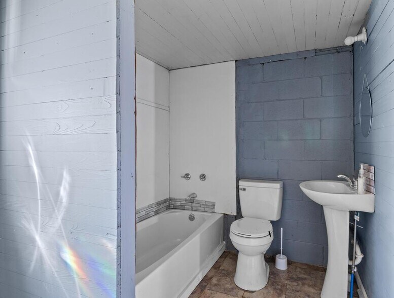 More Photos Of 450 S Oak St, Jackson Storefront Retail Office For Sale