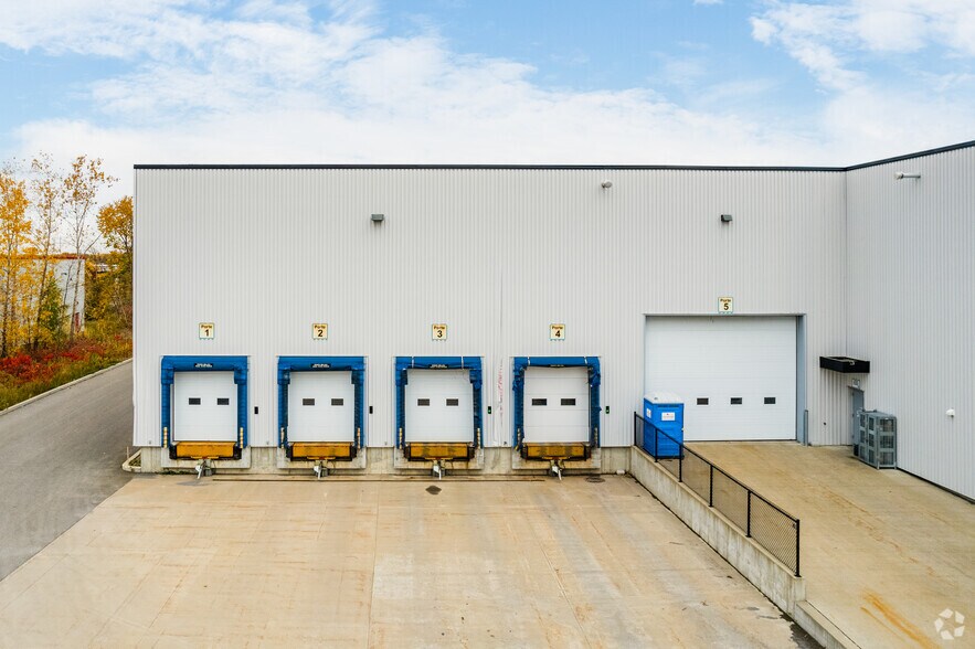 More Photos Of 65 Av Liberté, La Prairie Warehouse For Lease