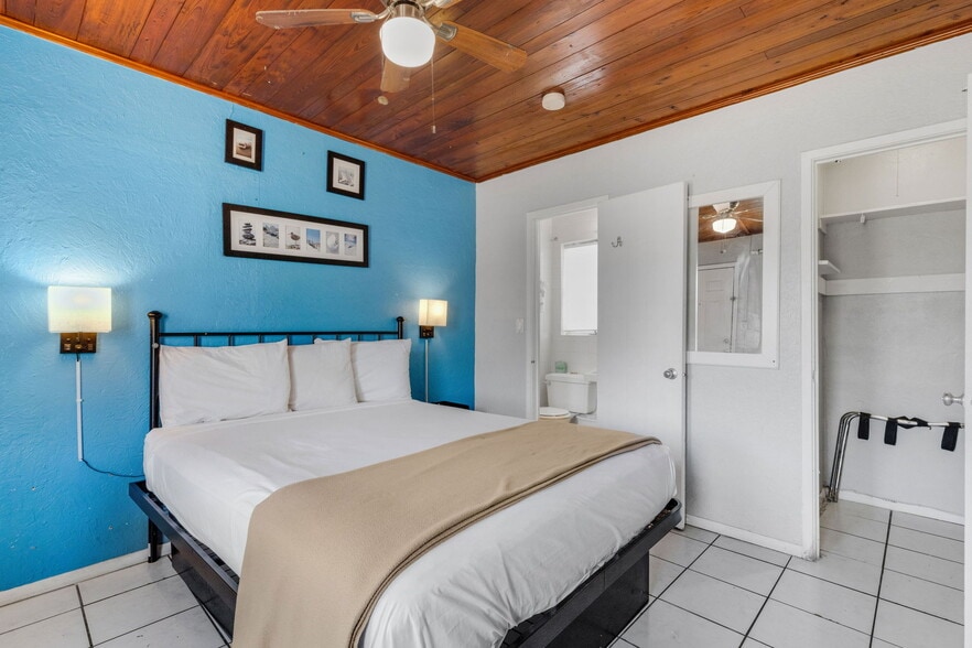 More Photos Of 340 Tamiami Trl S, Venice Hotel For Sale