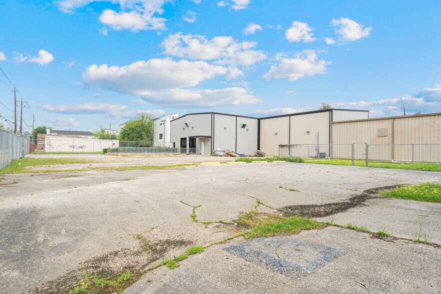 More Photos Of 5414 Larkin St, Houston Warehouse For Sale