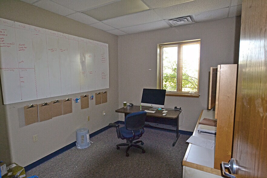 More Photos Of 210 W Division St, Maryville Flex For Lease