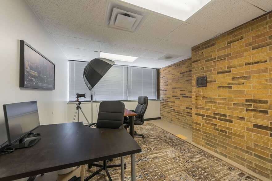 More Photos Of 2850 NE Kendallwood Pky, Kansas City Loft Creative Space For Sale