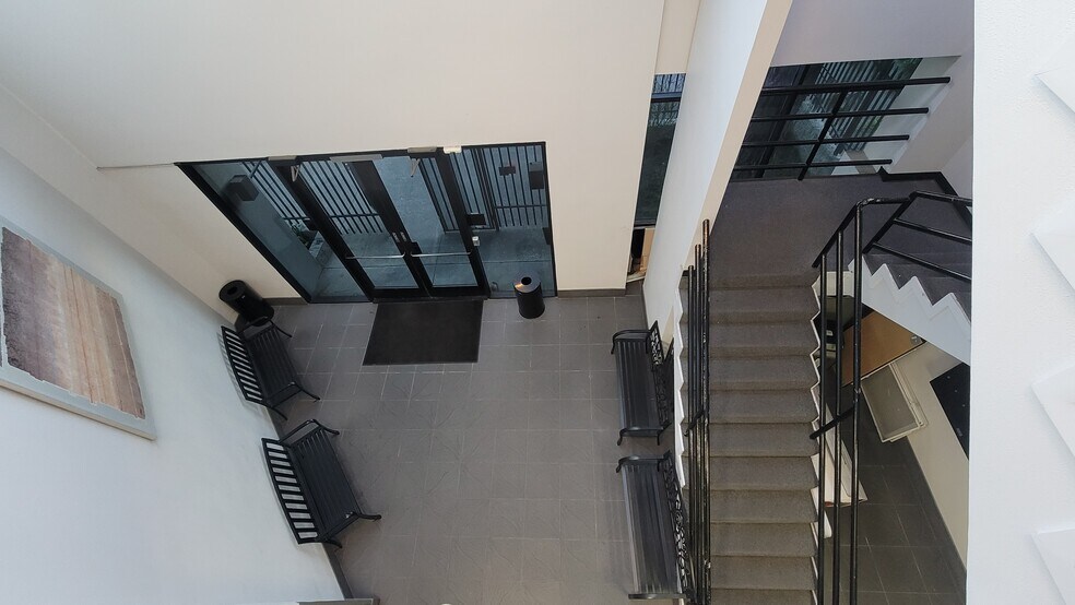 More Photos Of 17742-17750 Sherman Way, Reseda Medical For Lease