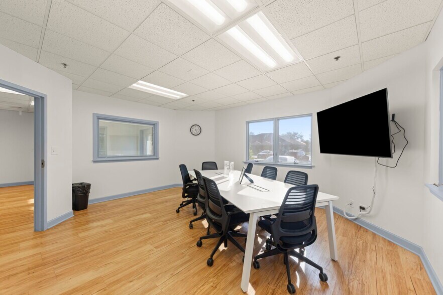 More Photos Of 1N131 County Farm Rd, Winfield Office Residential For Sale