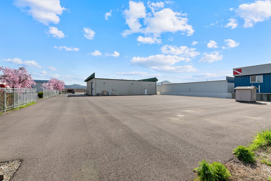 More Photos Of 6062-6068 Crater Lake Ave, Central Point Warehouse For Sale