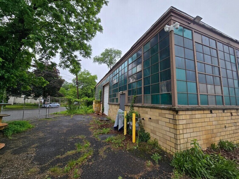 More Photos Of 533 Whitehead Rd, Hamilton Warehouse For Lease