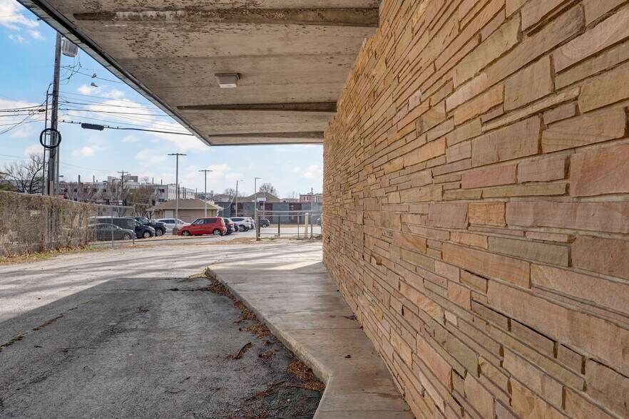 More Photos Of 532 E Walnut St, Springfield Freestanding For Sale