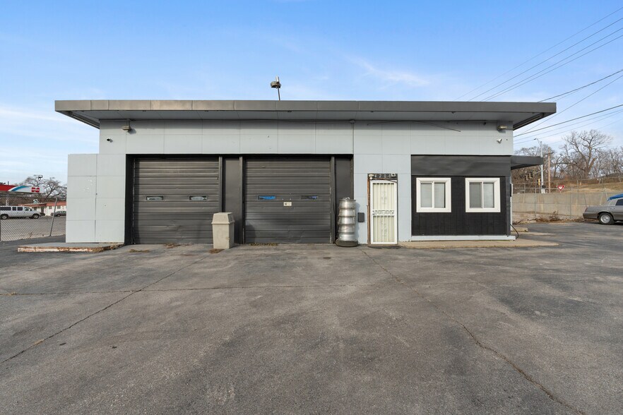 More Photos Of 4200 Redman Ave, Omaha Auto Repair For Sale