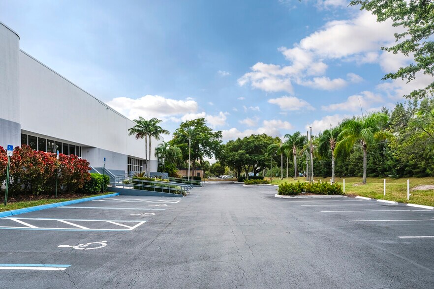 More Photos Of 5400 NW 35th Ave, Fort Lauderdale Warehouse For Lease