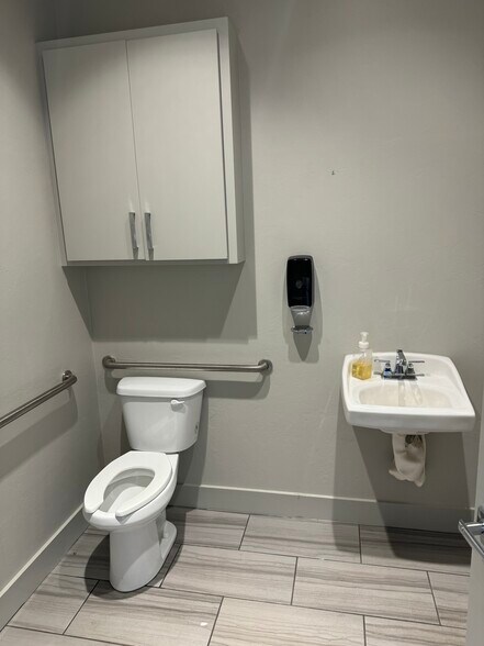 More Photos Of 601 Enterprise Dr, Edmond Office For Lease
