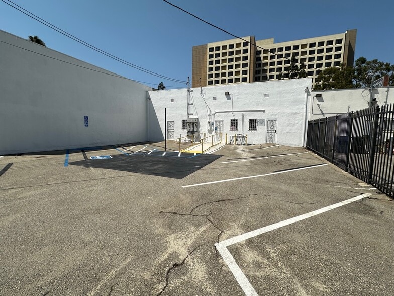 More Photos Of 11012 Magnolia Blvd, North Hollywood Storefront For Lease