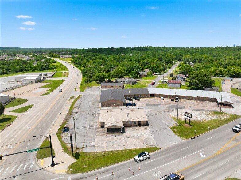 More Photos Of 1131 Cradduck Rd, Ada Bar For Sale