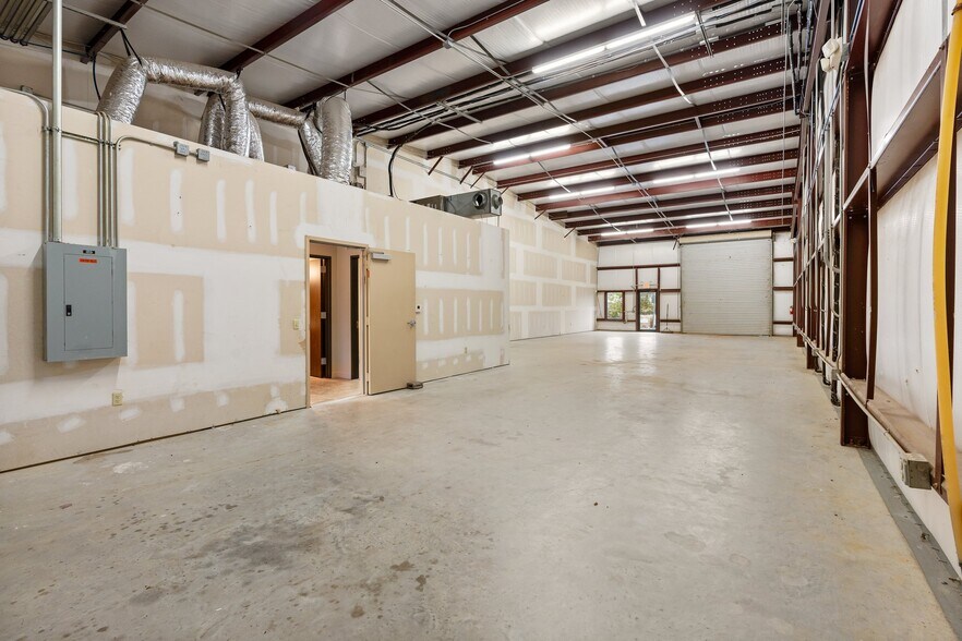 More Photos Of 18920 Freeport Dr, Montgomery Industrial For Sale
