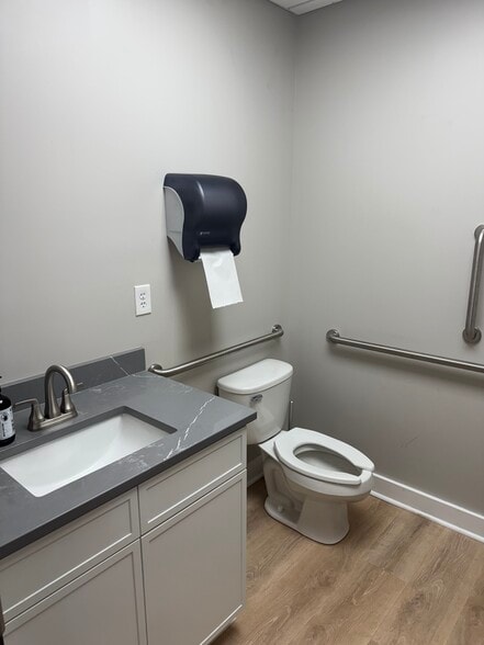 More Photos Of 5037 Cleveland St, Virginia Beach Flex For Lease