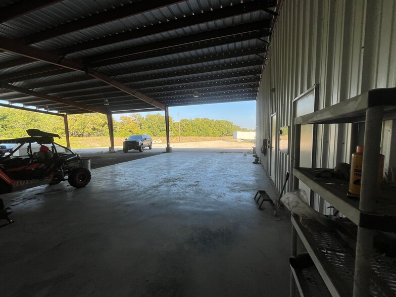 More Photos Of 800 County Road 257, Liberty Hill Warehouse For Lease