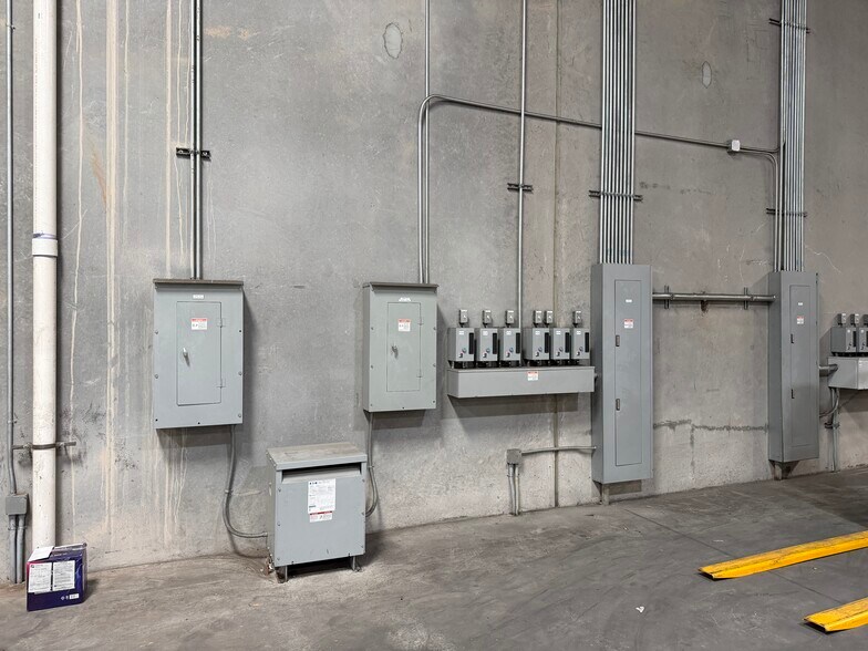 More Photos Of 445 Pan American Dr, El Paso Warehouse For Lease