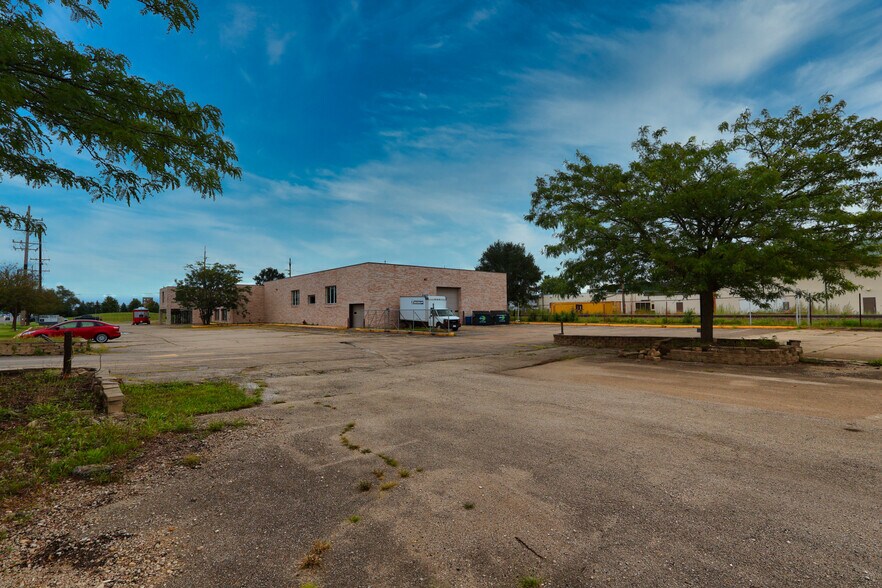 More Photos Of 111 S Lake St, Montgomery Service For Sale