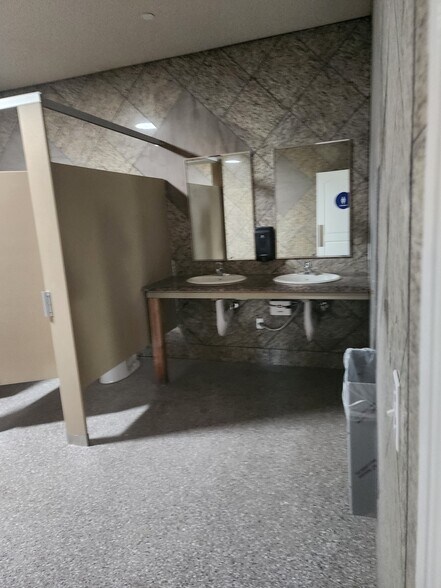 More Photos Of 356 E Avenue K6 Ave, Lancaster Showroom For Sale