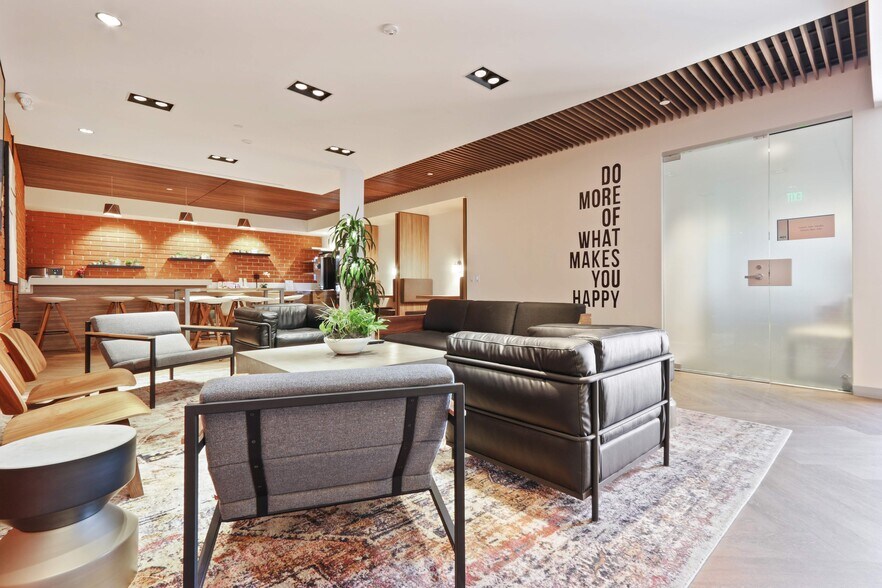 More Photos Of 16200 Ventura Blvd, Encino Office For Lease