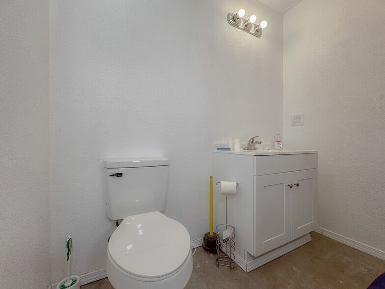 More Photos Of 210-212 N Pine St, Ponca City Light Distribution For Sale