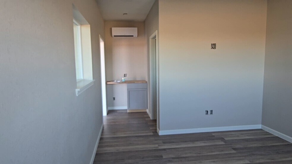 More Photos Of 6404 FM 1715 F, Lampasas Flex For Lease