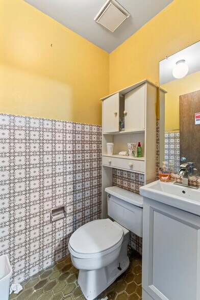 More Photos Of 10140 S Roberts Rd, Palos Hills Bar For Sale