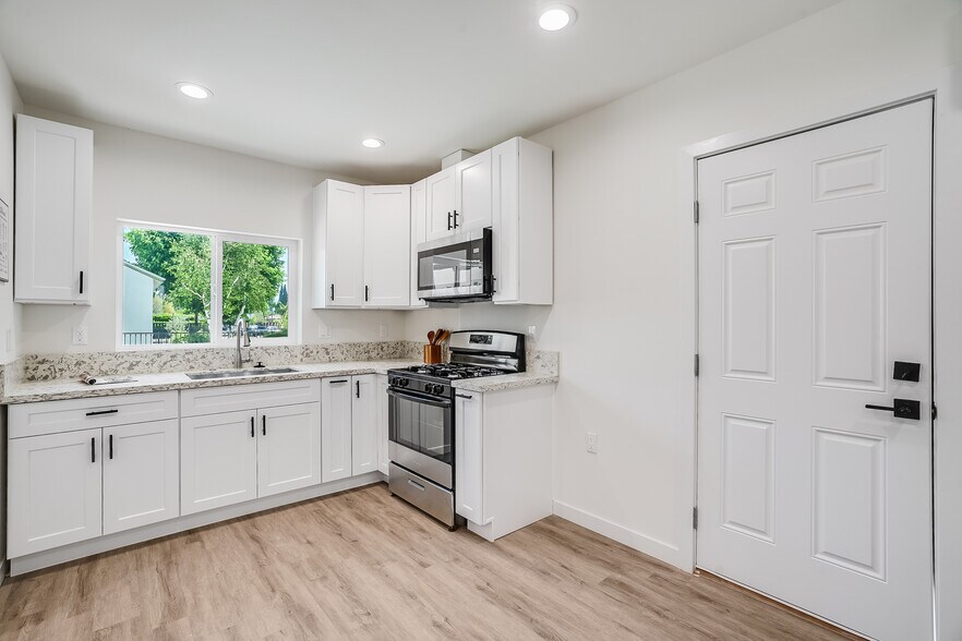 More Photos Of 7008 Encino Ave, Van Nuys Apartments For Sale